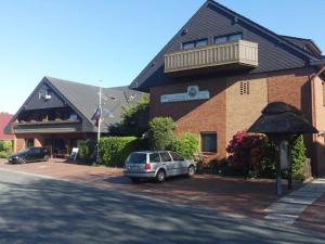 a car parked in a parking lot in front of a building at Ferienwohnung Wangerooge in Burhave in Butjadingen