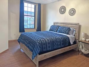 Postel nebo postele na pokoji v ubytování Vibrant 3BR in Heart of Downtown La Crosse + 28 fotografií