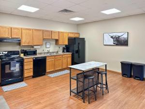 Kuchyň nebo kuchyňský kout v ubytování Vibrant 3BR in Heart of Downtown La Crosse