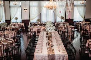 Restaurace v ubytování Vibrant 3BR in Heart of Downtown La Crosse