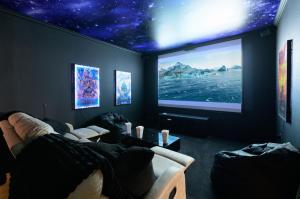 Fotografie z fotogalerie ubytování #1 Largest Tampa Private Compound 13BR Sleeps 40 Heated Pool Spa v destinaci Tampa