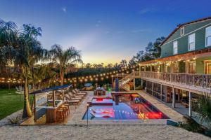 Fotografie z fotogalerie ubytování #1 Largest Tampa Private Compound 13BR Sleeps 40 Heated Pool Spa v destinaci Tampa