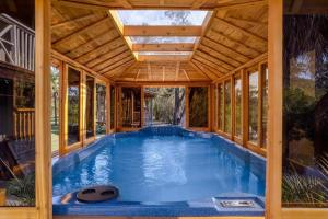 Fotografie z fotogalerie ubytování #1 Largest Tampa Private Compound 13BR Sleeps 40 Heated Pool Spa v destinaci Tampa