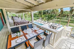 Fotografie z fotogalerie ubytování #1 Largest Tampa Private Compound 13BR Sleeps 40 Heated Pool Spa v destinaci Tampa + 64 fotografií