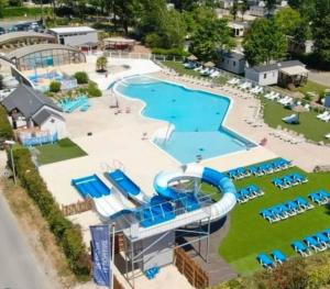 an overhead view of a pool with a water park at Le Dugny'tique, un endroit fantastique ! in Onzain