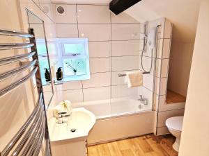 Et badeværelse på Town Farm Cottage + 22 billeder