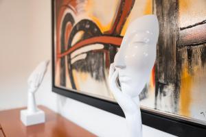 Vila VelhaにあるCasa La Guardia at 5 minutes from the beachの白い彫刻 +21枚の写真