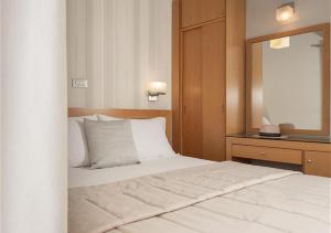 Tempat tidur dalam kamar di Plaza Hotel