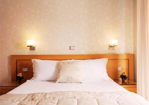 Tempat tidur dalam kamar di Plaza Hotel
