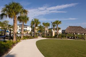 einen Fußweg durch einen Park mit Palmen in der Unterkunft Luxury 4 Bedroom 3 bathroom pool Home 258 in Davenport