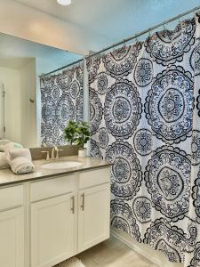 ein Bad mit einem Waschbecken und einer Fliesenwand in der Unterkunft Luxury 4 Bedroom 3 bathroom pool Home 258 in Davenport