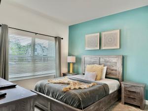 ein Schlafzimmer mit einem Bett mit einer blauen Wand in der Unterkunft Luxury 4 Bedroom 3 bathroom pool Home 258 in Davenport + 96 Fotos
