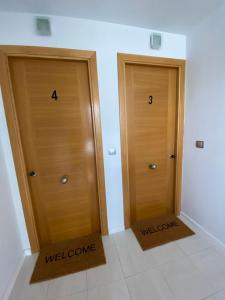 two doors in a room with two mats on the floor at Housingcoruña Apartamento Playa Miño 04 in Miño
