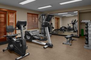 Fitness centrum a/nebo fitness zařízení v ubytování Larkspur Landing Extended Stay Suites Hillsboro