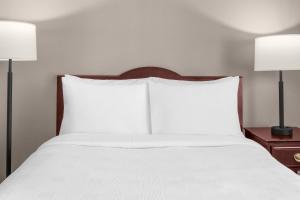 Postel nebo postele na pokoji v ubytování Larkspur Landing Extended Stay Suites Hillsboro