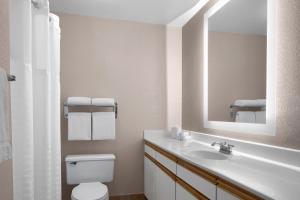 Koupelna v ubytování Larkspur Landing Extended Stay Suites Hillsboro