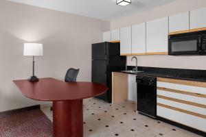 Kuchyň nebo kuchyňský kout v ubytování Larkspur Landing Extended Stay Suites Hillsboro