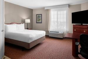 Postel nebo postele na pokoji v ubytování Larkspur Landing Extended Stay Suites Hillsboro