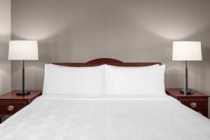 Postel nebo postele na pokoji v ubytování Larkspur Landing Extended Stay Suites Hillsboro