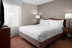Postel nebo postele na pokoji v ubytování Larkspur Landing Extended Stay Suites Hillsboro