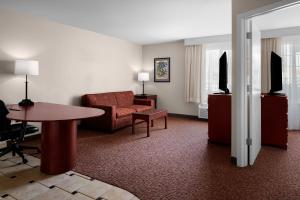 TV a/nebo společenská místnost v ubytování Larkspur Landing Extended Stay Suites Hillsboro