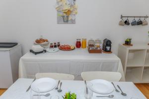 un tavolo con due sedie e un tavolo con il cibo sopra di TiglioExperienceComo a Como