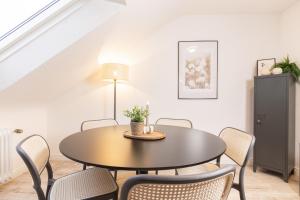 a dining room with a table and chairs at Mc‘Maggies Atelier in Meerbusch