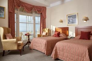 En eller flere senge i et værelse på Royal York & Faulkner Hotel