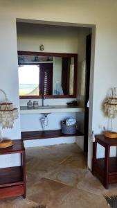 グアジルにあるVila Carnaúba - casa pé na areia em Guajiru Trairiの洗面台と鏡のあるバスルーム