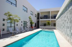 Bazén v ubytování Laguna Shores Resort nebo v jeho okolí