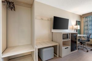 TV a/nebo společenská místnost v ubytování Best Western Plus Lafayette Hotel University Area
