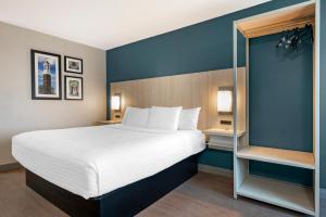 Postel nebo postele na pokoji v ubytování Best Western Plus Lafayette Hotel University Area