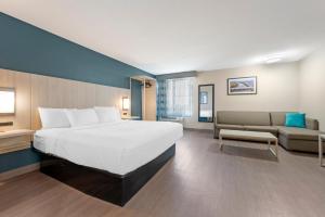 Postel nebo postele na pokoji v ubytování Best Western Plus Lafayette Hotel University Area