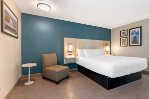 Postel nebo postele na pokoji v ubytování Best Western Plus Lafayette Hotel University Area