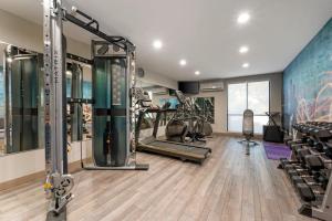 Fitness centrum a/nebo fitness zařízení v ubytování Best Western Plus Lafayette Hotel University Area