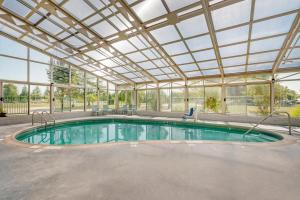 Bazén v ubytování Best Western Plus Lafayette Hotel University Area nebo v jeho okolí