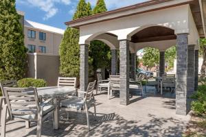 Patio nebo venkovní prostory v ubytování Best Western Plus Lafayette Hotel University Area