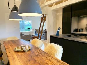 a dining room with a wooden table and chairs at Mastenkieker in Kappeln