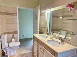 A bathroom at Belle Vue
