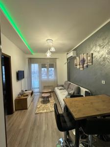 TV a/nebo společenská místnost v ubytování Ana apartman