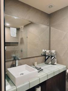 Koupelna v ubytování Boho Loft Steps from Punta Cocos Beach