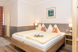 Posteľ alebo postele v izbe v ubytovaní Hotel Lebzelter