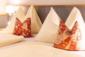 Posteľ alebo postele v izbe v ubytovaní Hotel Lebzelter