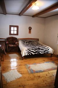 Un pat sau paturi într-o cameră la Cabana Bunicilor