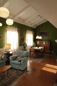 una sala de estar con un sofá y una mesa en Casa Elisabetta, en Montescudaio