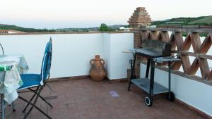 Un patio con una mesa y sillas en una pared blanca. en Casa Abuela Ana, en Vélez-Málaga