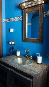 un baño con lavabo y espejo en Casa Abuela Ana, en Vélez-Málaga