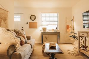 Foto da galeria de Wabi Sabi SoCo Retreat- Relax, Work and Soak in the Pool em Austin