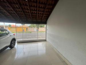 a parking garage with a car parked in it at Studio 38 - Próx ao Parque do Sabiá Aeroporto e Shopping in Uberlândia