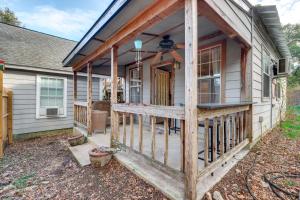 Un porche delantero de una casa con estructura de madera. en Cozy Couples Cottage with View Near Canyon Lake!, en Canyon Lake